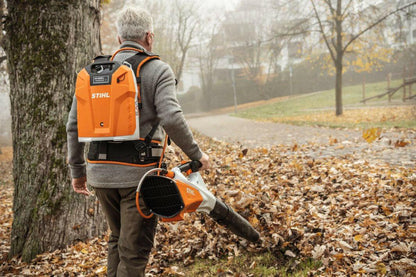 Stihl BGA 200 Accu Bladblazer Set incl. AR 3000L, Lader en Draagsysteem - keizers.nu