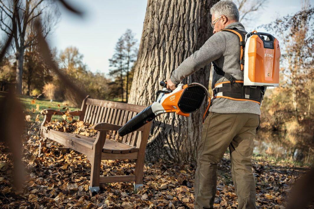 Stihl Akku-Laubbläser BGA 200 Set inkl. AR 3000L, Ladegerät und Tragesystem - Jetzt Stihl bei kaisers.jetzt