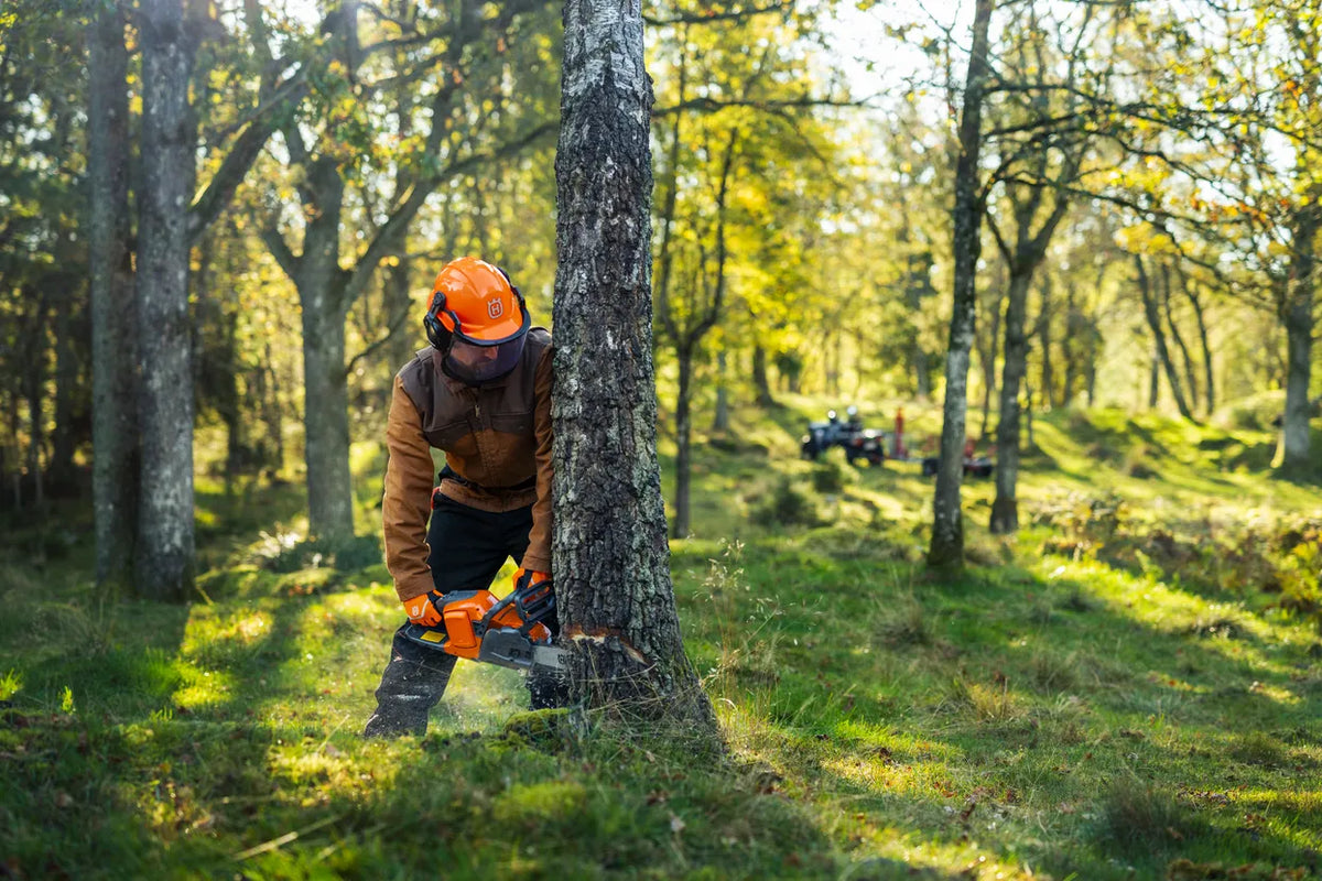 Husqvarna Akku-Kettensäge 440i - 38 cm, mit Akku & Ladegerät in Aktion