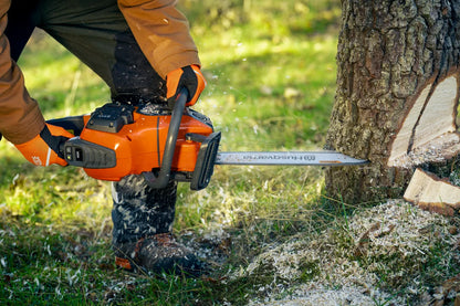 Husqvarna Akku-Kettensäge 440i - 38 cm, mit Akku & Ladegerät in Aktion