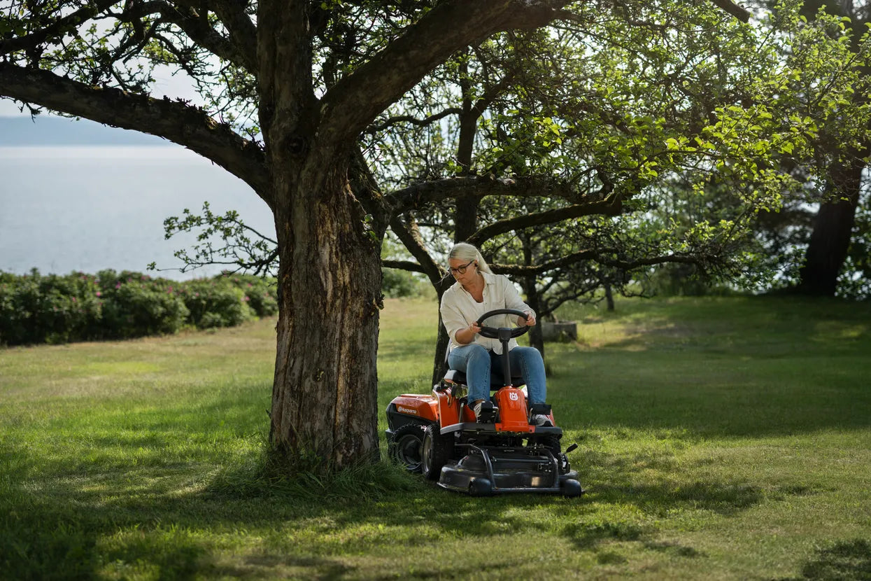Husqvarna R 112iC Akku-Frontmäher (Rider) – inkl. Mähdeck, Akku & Ladegerät