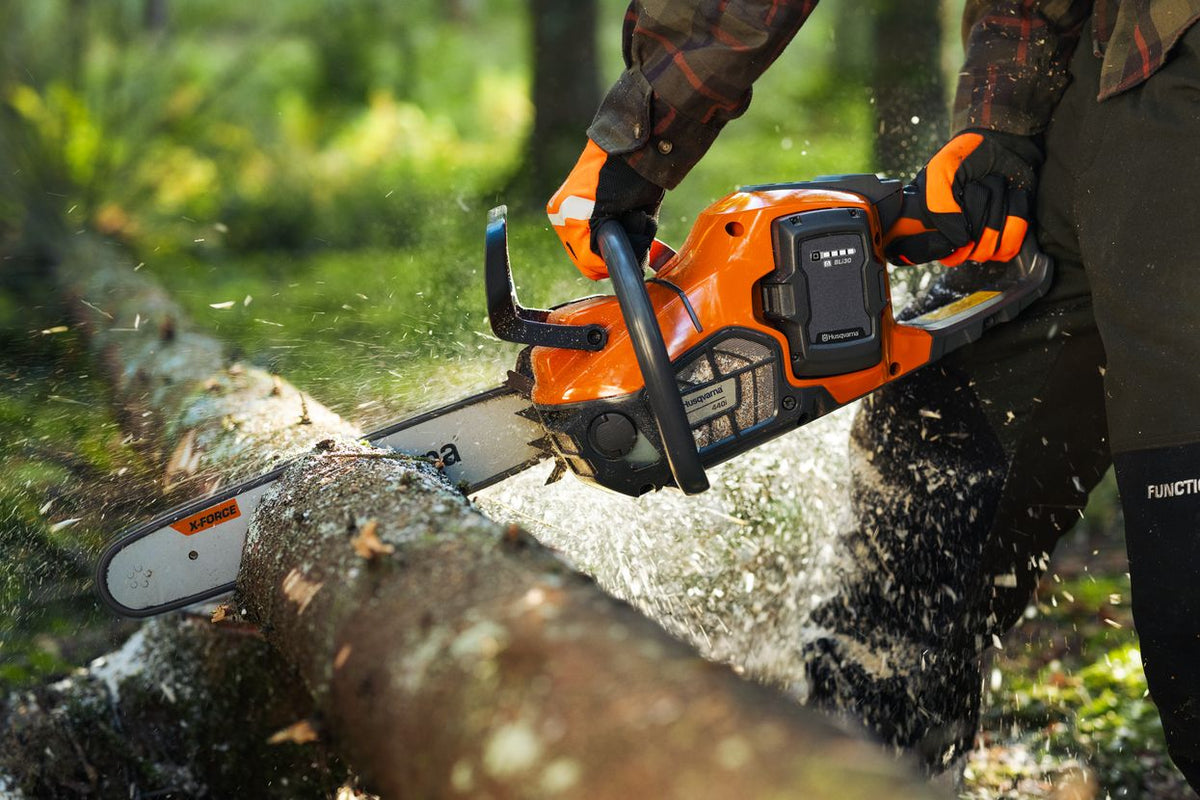 Husqvarna Akku-Kettensäge 440i - 38 cm, mit Akku & Ladegerät in Aktion